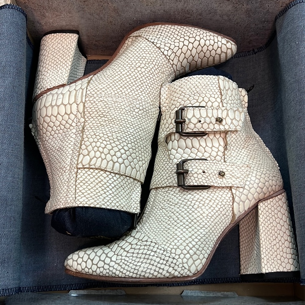 Freebird Joey White Snake Size 8